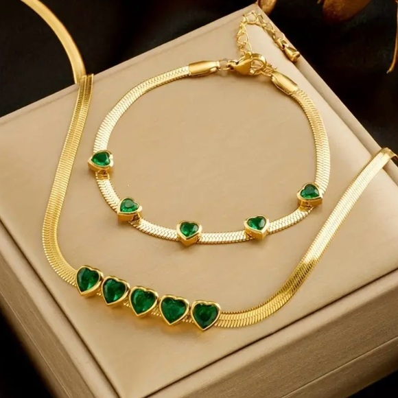 This beautiful set in gold and green hearts in stainless steel is spectacular. - Picture 1 of 1
